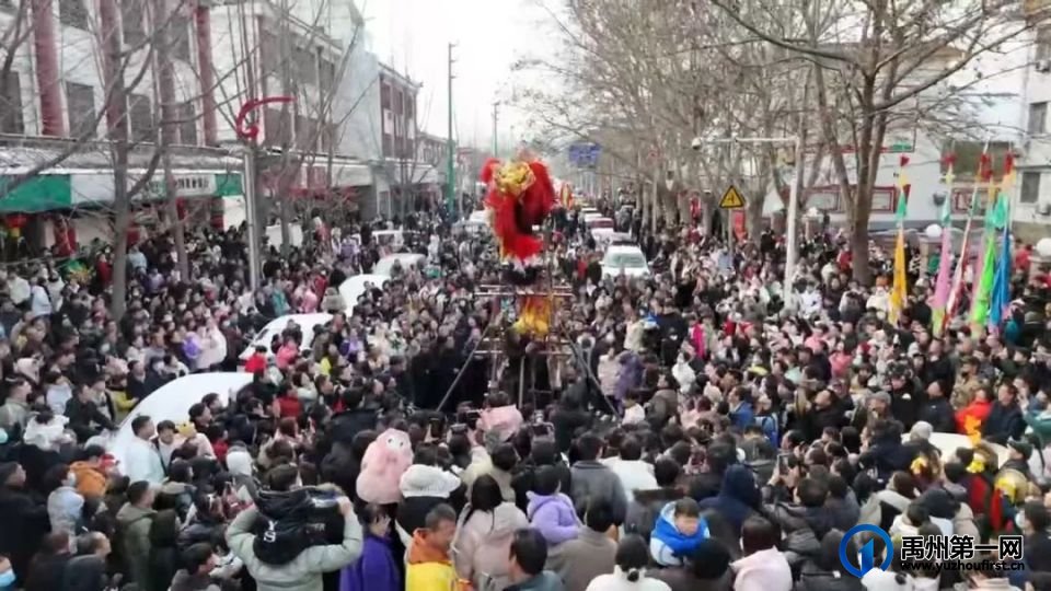 “神垕古镇民俗盛宴：铜器龙灯共舞，传统佳节欢乐多”