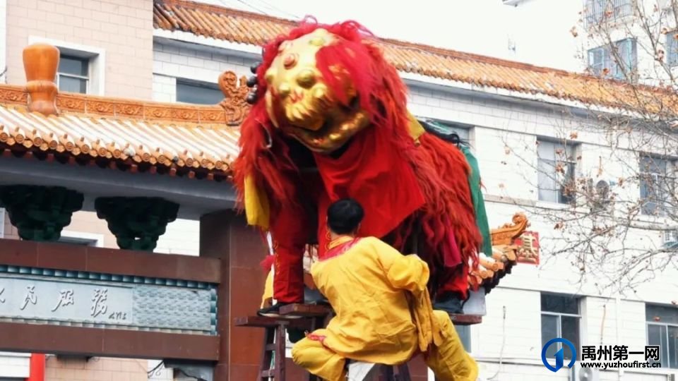 “神垕古镇民俗盛宴：铜器龙灯共舞，传统佳节欢乐多”
