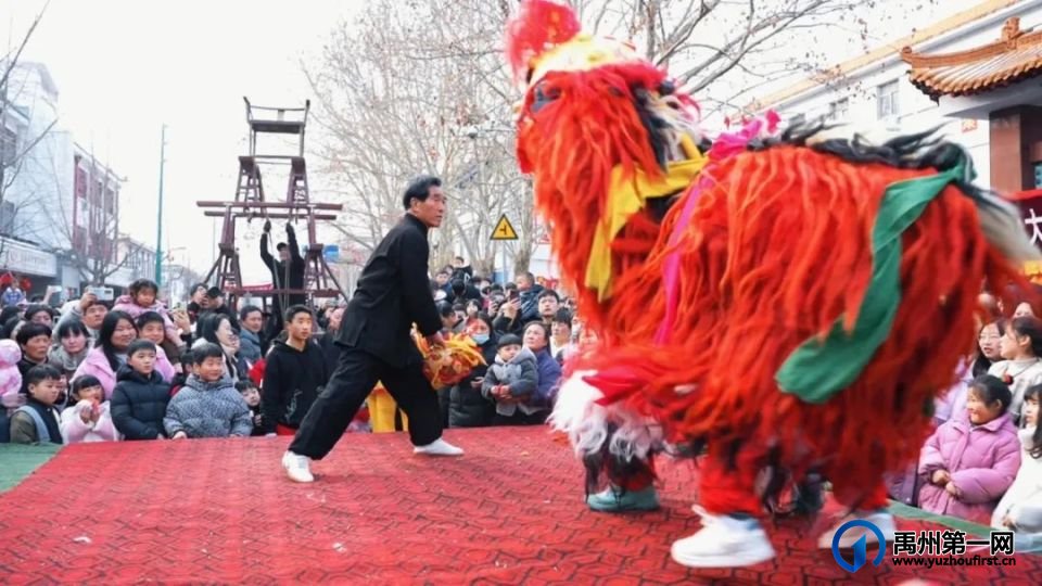 “神垕古镇民俗盛宴：铜器龙灯共舞，传统佳节欢乐多”