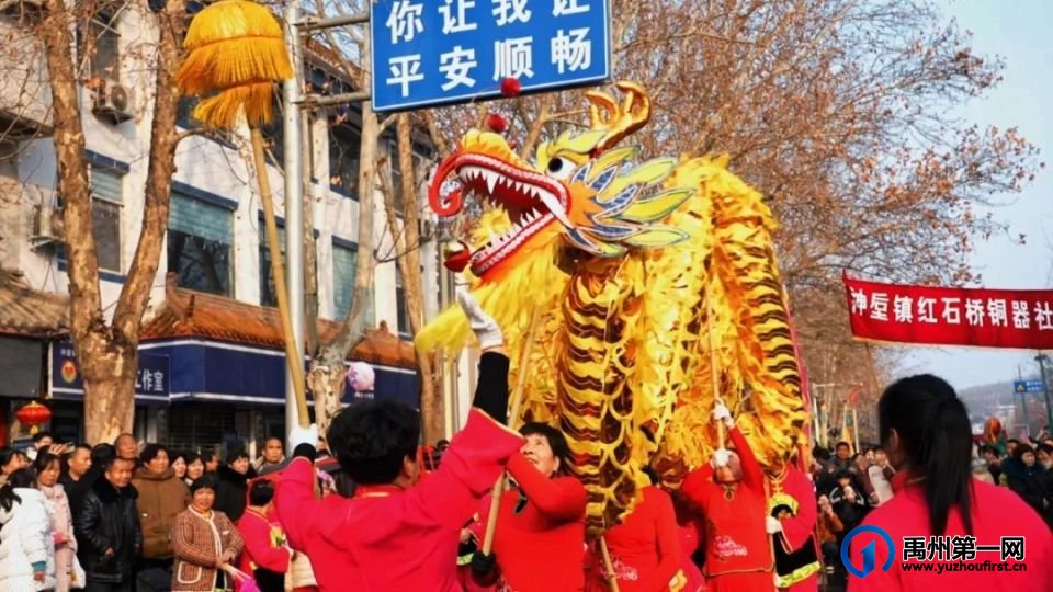 “神垕古镇民俗盛宴：铜器龙灯共舞，传统佳节欢乐多”