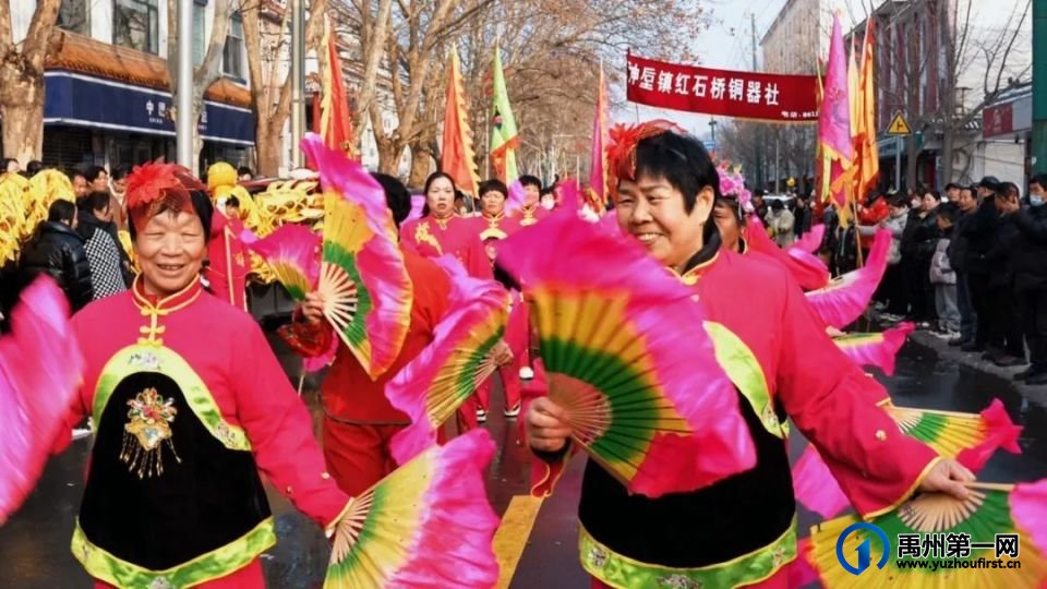 “神垕古镇民俗盛宴：铜器龙灯共舞，传统佳节欢乐多”
