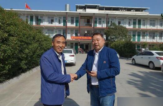 禹州教师捡手机苦寻失主 正发愁巧遇失主熟人