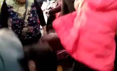 【视频】11月10日禹州北关新桥北头男孩脚卡电动车后轮紧急救援！