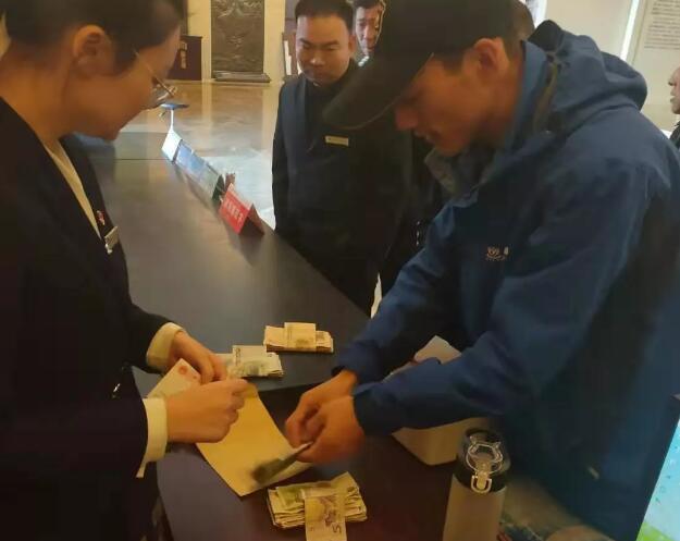 禹州钧官窑址博物馆安保人员毕学连拾金不昧值得点赞
