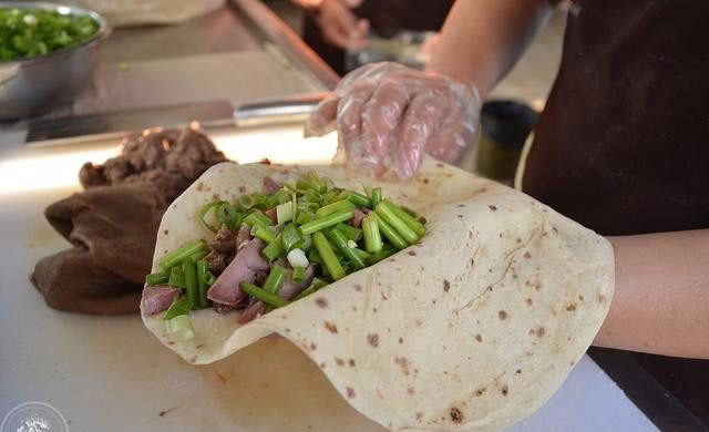 这一张烙馍卷菜在禹州流行三十年外地人都没尝过