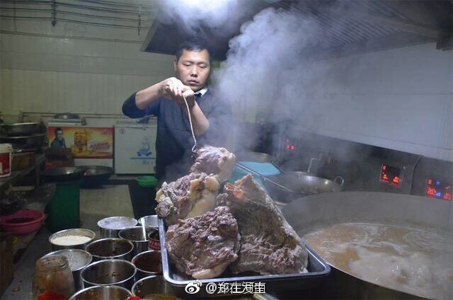 在禹州花石镇有一碗颇为有名的羊肉汤