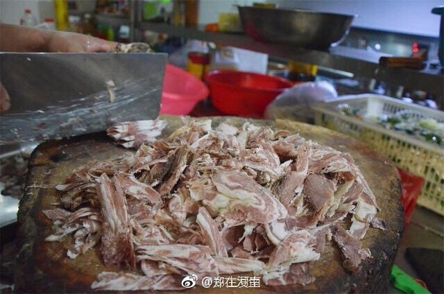 在禹州花石镇有一碗颇为有名的羊肉汤