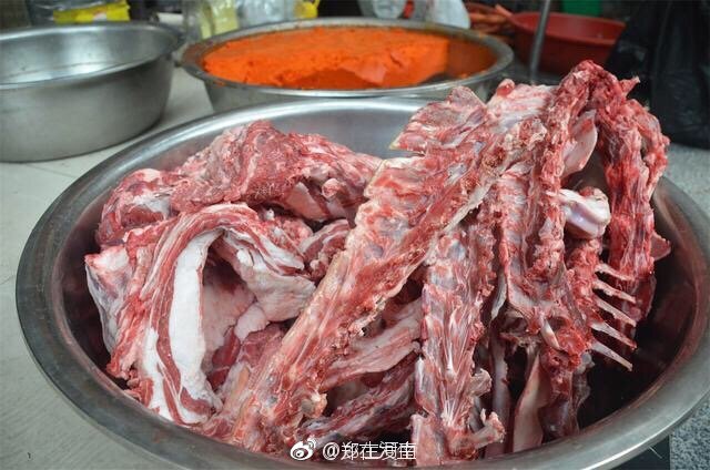 在禹州花石镇有一碗颇为有名的羊肉汤