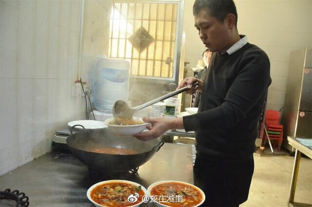 在禹州花石镇有一碗颇为有名的羊肉汤