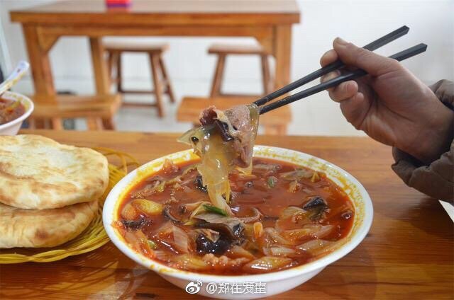在禹州花石镇有一碗颇为有名的羊肉汤
