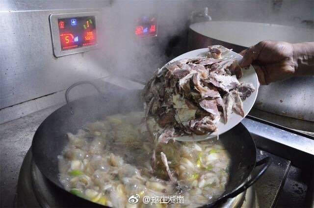 在禹州花石镇有一碗颇为有名的羊肉汤