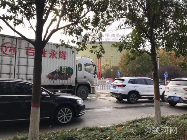 禹州禹王大道与府西路交叉口发生一起三车剐蹭事故