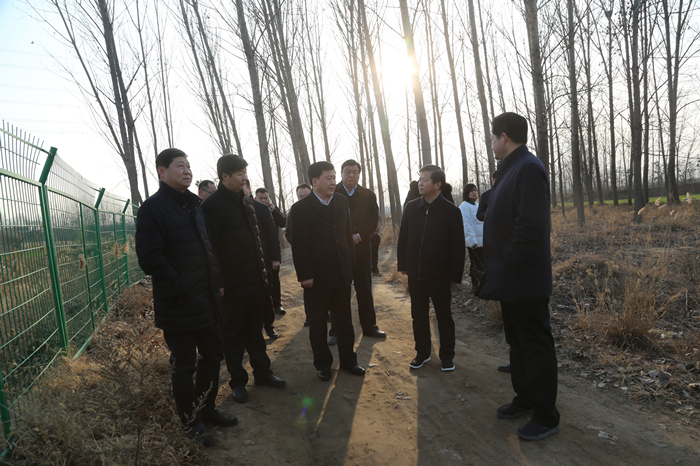 禹州市市长范晓东到颍河朱阁镇沙坨村河段开展巡河调研